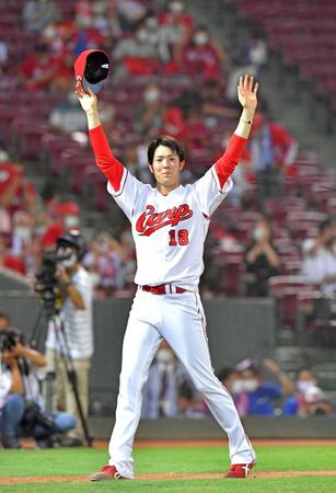 　８回１失点で５勝目を挙げ、スタンドのファンに手を振る森下（撮影・立川洋一郎）