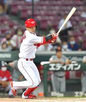 ５回裏広島２死二塁、右前へ適時二塁打を放つ広島・堂林翔太＝マツダスタジアム（撮影・立川洋一郎）