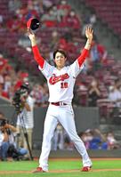 　８回１失点で５勝目を挙げ、スタンドのファンに手を振る森下（撮影・立川洋一郎）