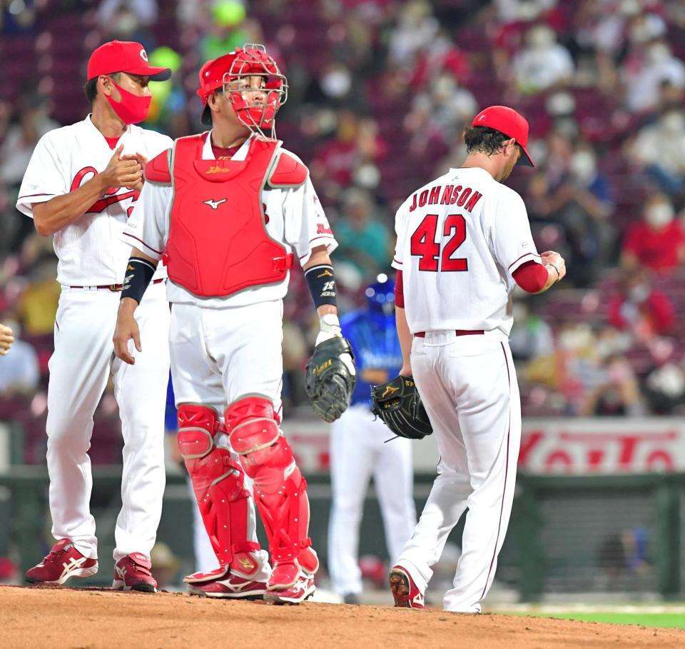 　６回途中で降板するＫ・ジョンソン（右）。中央は捕手・石原慶（撮影・立川洋一郎）