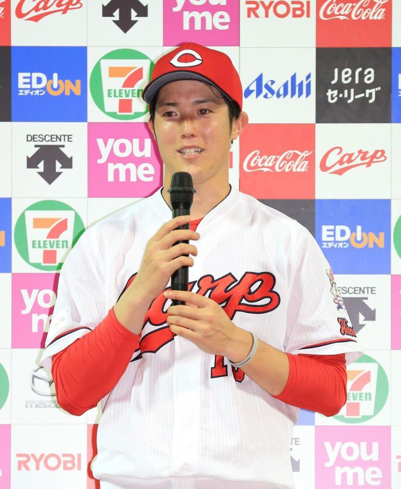 ヒーローインタビューに答える広島・森下暢仁＝マツダスタジアム