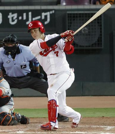 　３回、堂林が右前に２点打を放つ