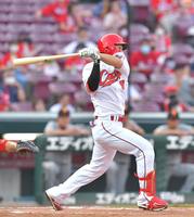 　１回、右前へ適時打を放つ広島・西川（撮影・立川洋一郎）