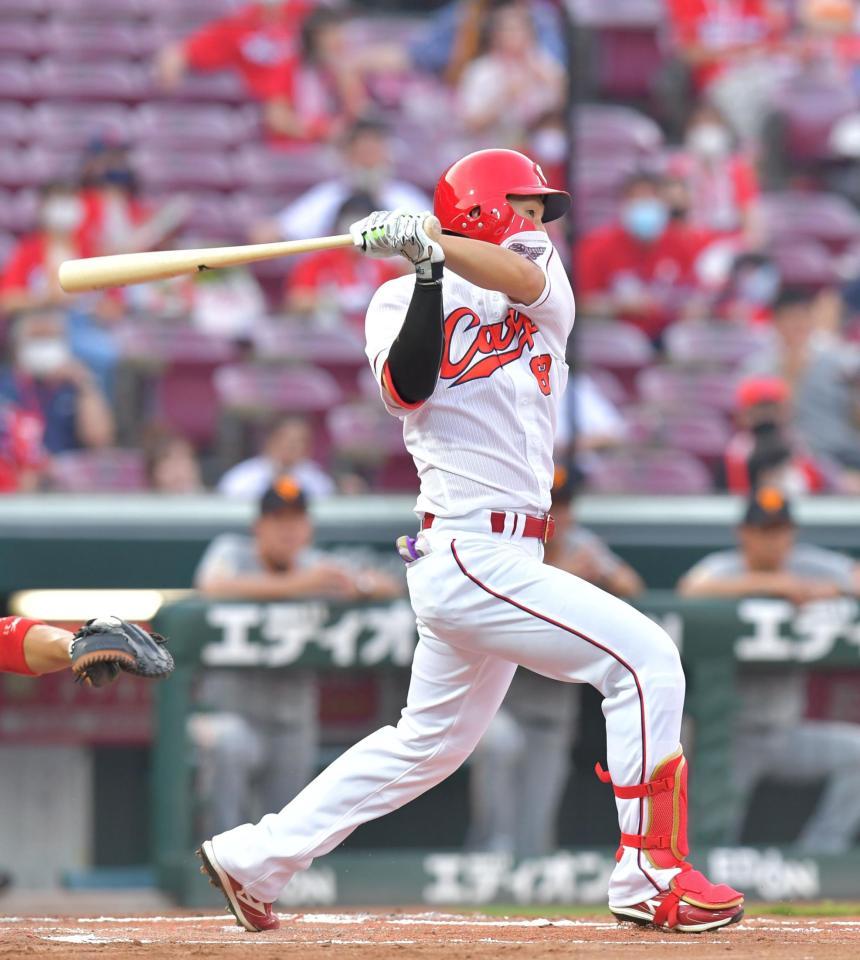 　１回、右前へ適時打を放つ広島・西川（撮影・立川洋一郎）