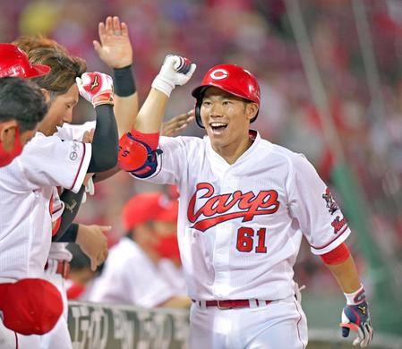 ８回、代打で勝ち越しソロを放ち、ベンチのナインと喜び合う広島・坂倉＝マツダスタジアム（撮影・立川洋一郎）