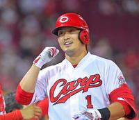 ４回、同点ソロを放ち、ナインのの出迎えに笑顔を見せる広島・鈴木誠也＝マツダスタジアム（撮影・立川洋一郎）