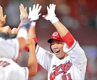 ８回、代打で勝ち越しソロを放ち、ベンチのナインと喜び合う坂倉（撮影・立川洋一郎）