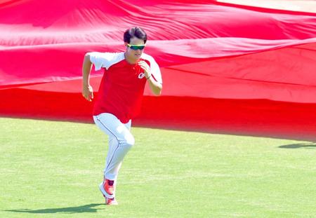 　炎天下の中、汗を流す森下