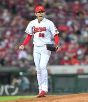 　７回、丸から見逃し三振を奪い、雄たけびを上げる遠藤（撮影・立川洋一郎）