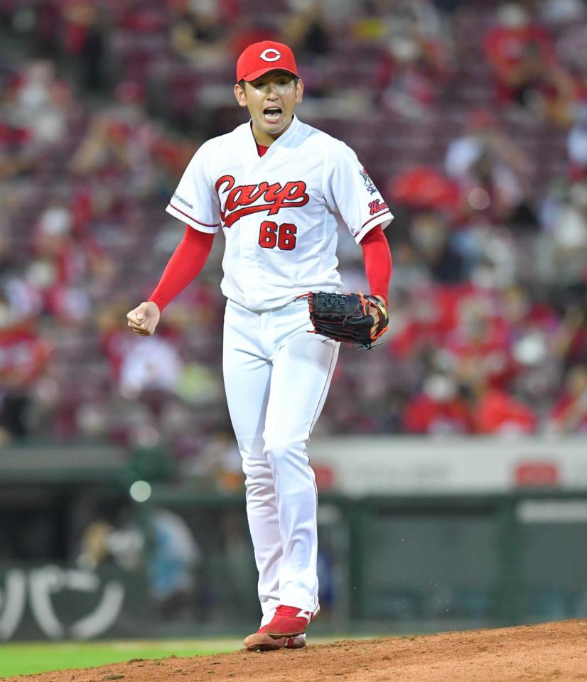 　７回、丸から見逃し三振を奪い、雄たけびを上げる遠藤（撮影・立川洋一郎）