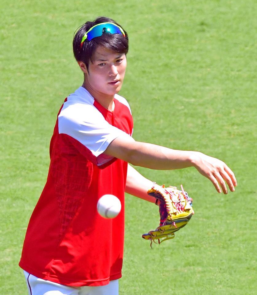 炎天下の調整で汗を流す森下（撮影・立川洋一郎）