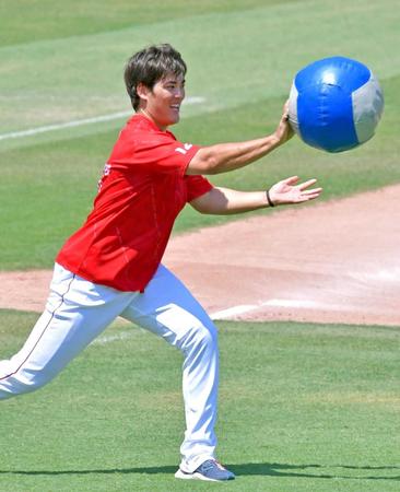 　登板に向けて汗を流す九里