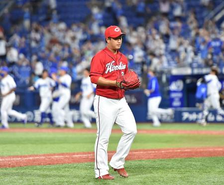 　９回、サヨナラ打を浴び、肩を落として引き揚げる広島・塹江＝横浜スタジアム（撮影・西岡正）