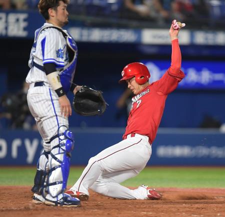 　５回、長野が空振り三振。一走松山が飛び出し三走・堂林が本塁生還＝横浜（撮影・金田祐二）