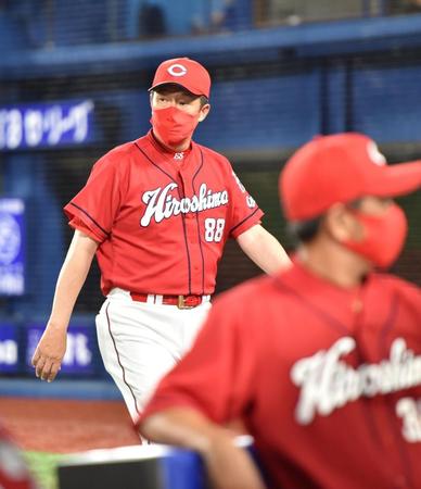　７回、選手交代を告げてベンチへ引き揚げる広島・佐々岡監督＝横浜スタジアム（撮影・西岡正）