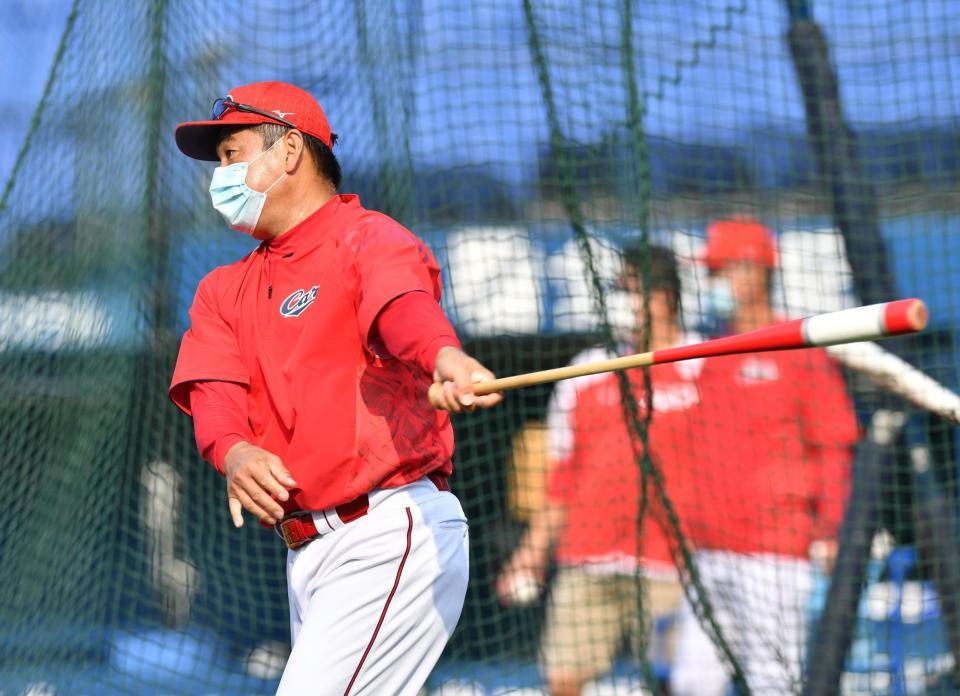 　試合前の練習でノッカーを務める広島・山田コーチ＝横浜スタジアム（撮影・西岡正）