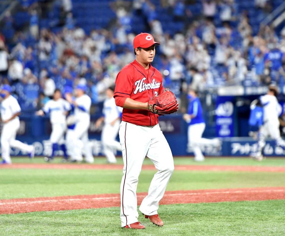 　大和にサヨナラ打を浴び、肩を落として引き揚げる塹江（撮影・西岡正）