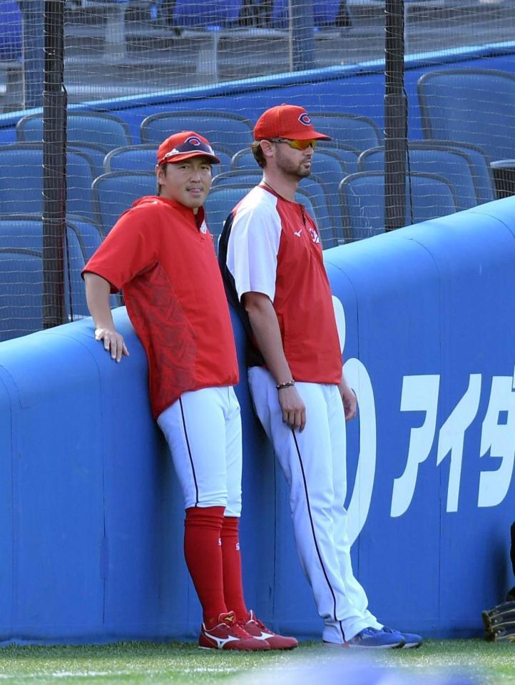 　試合前に言葉をかわす広島・長野久義（左）とジョンソン＝横浜