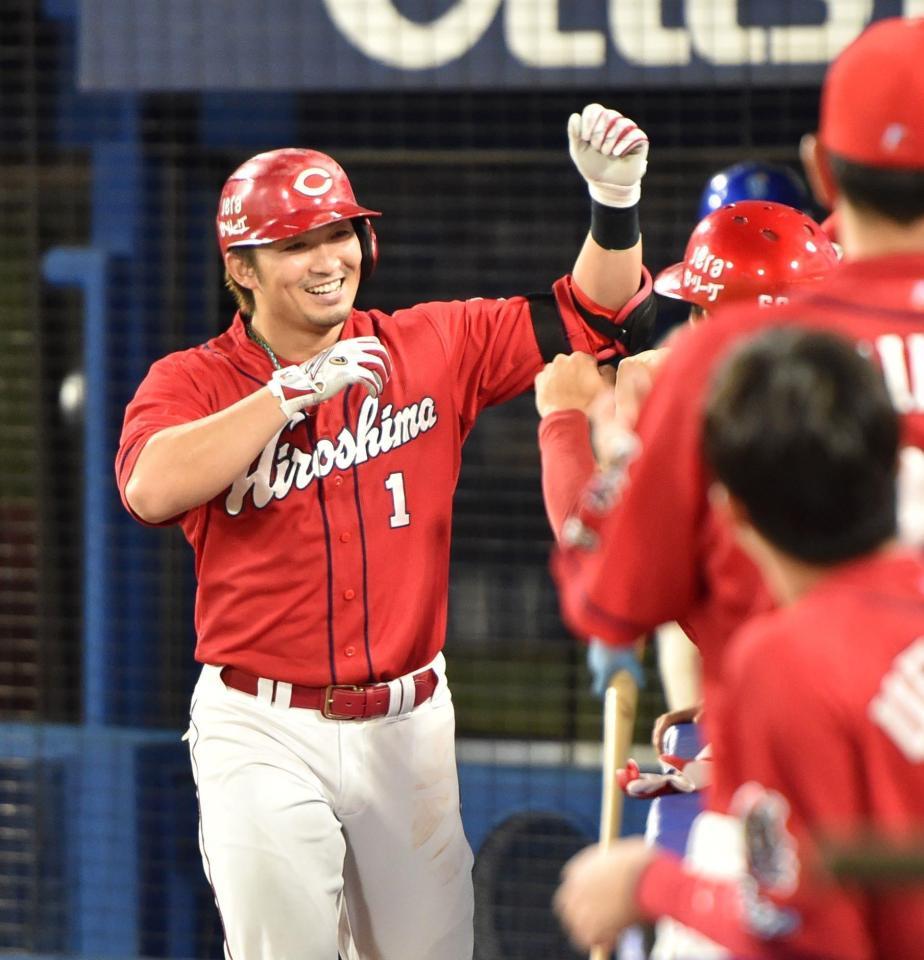 　９回、左越えソロを放ち、ナインに祝福される鈴木誠