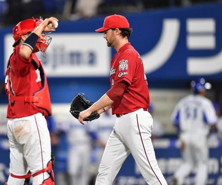 ２回ＤｅＮＡ１死二塁、嶺井博希に適時打を浴び、同点とされた広島　クリス・ジョンソン（中央）＝横浜スタジアム（撮影・西岡正）