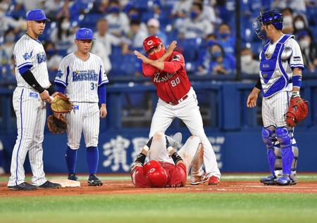 ５回広島無死、遊ゴロを放ち、一塁へ走る途中に足を負傷して転倒する広島・石原慶幸（中央）、ＤｅＮＡナインも心配そうに見守る＝横浜スタジアム（撮影・西岡正）