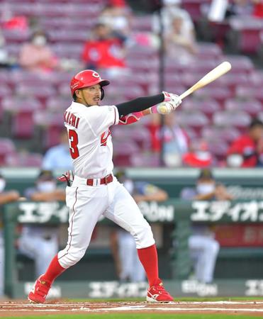 １回、先制ソロを放つ広島・菊池涼＝マツダスタジアム（撮影・立川洋一郎）