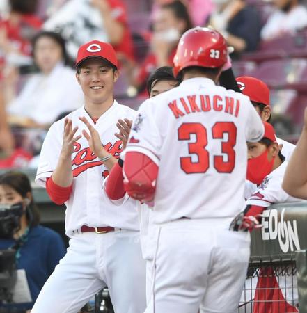 １回、先制ソロを放った菊池涼を笑顔で迎える森下＝マツダスタジアム（撮影・飯室逸平）