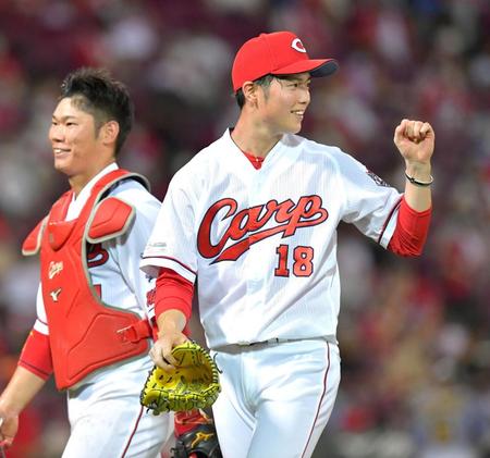 ６回を投げ終え、笑顔でベンチへ戻る森下。左は坂倉（撮影・立川洋一郎）