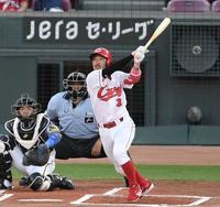 １回、右中間に先制ソロを放つ菊池涼（撮影・田中太一）