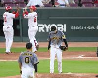 ２回、広島・坂倉に２ランを許しガックリする先発の阪神・西勇＝マツダスタジアム（撮影・田中太一）