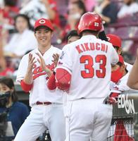 １回、先制ソロを放った菊池涼を笑顔で迎える森下＝マツダスタジアム（撮影・飯室逸平）