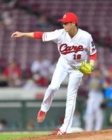 阪神打線を相手に力投する先発の広島・森下＝マツダスタジアム（撮影・立川洋一郎）