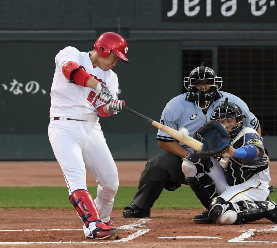 ２回、２ランを放つ広島・坂倉＝マツダスタジアム（撮影・田中太一）