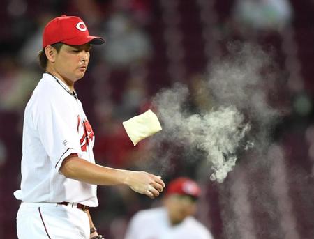 　３回、“らしくない”投球に荒々しくロジンを手にする大瀬良（撮影・飯室逸平）