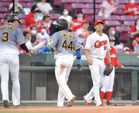 　２回、小幡のセーフティースクイズの後、ミスが重なり一走・梅野（４４）の生還までも許す大瀬良（右）