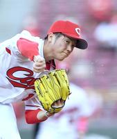 　力投する先発の森下（撮影・飯室逸平）