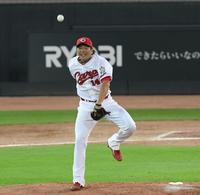 　３回、木浪の打球に飛びつくも安打を許す先発の大瀬良（撮影・田中太一）