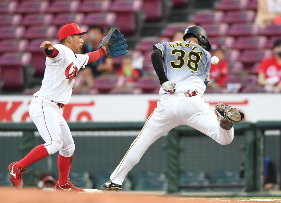 ２回、小幡のスクイズを処理した松山の送球がそれ、羽月は捕れず（撮影・飯室逸平）