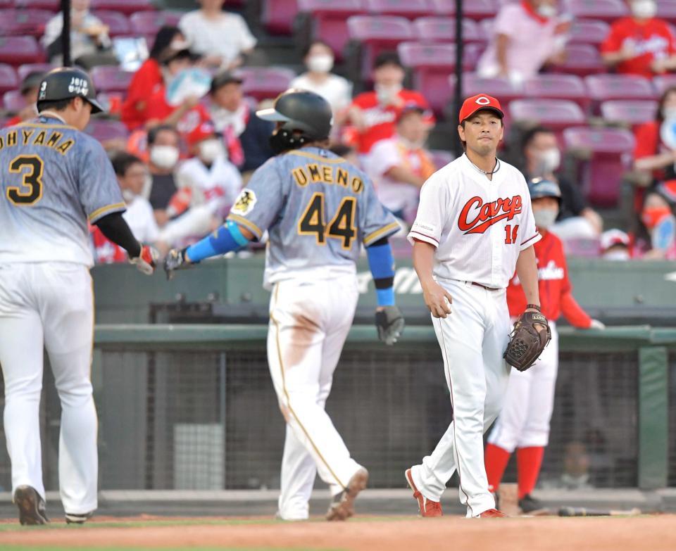 　２回、小幡のセーフティースクイズの後、ミスが重なり一走・梅野（４４）の生還までも許す大瀬良（右）