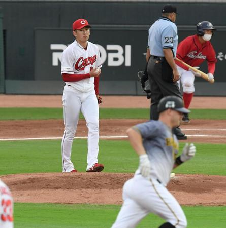 １回、阪神　ジェリー・サンズ（手前）の先制３ランを許す広島・遠藤淳志＝マツダスタジアム（撮影・田中太一）