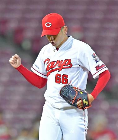 ７回、梅野を空振り三振に仕留めてガッツポーズを見せる遠藤（撮影・立川洋一郎）