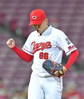 ７回、梅野を空振り三振に仕留めてガッツポーズを見せる遠藤（撮影・立川洋一郎）