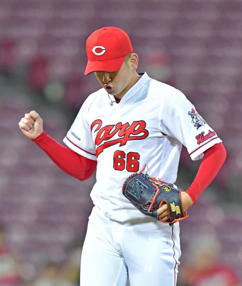 ７回、梅野を空振り三振に仕留めてガッツポーズを見せる遠藤（撮影・立川洋一郎）