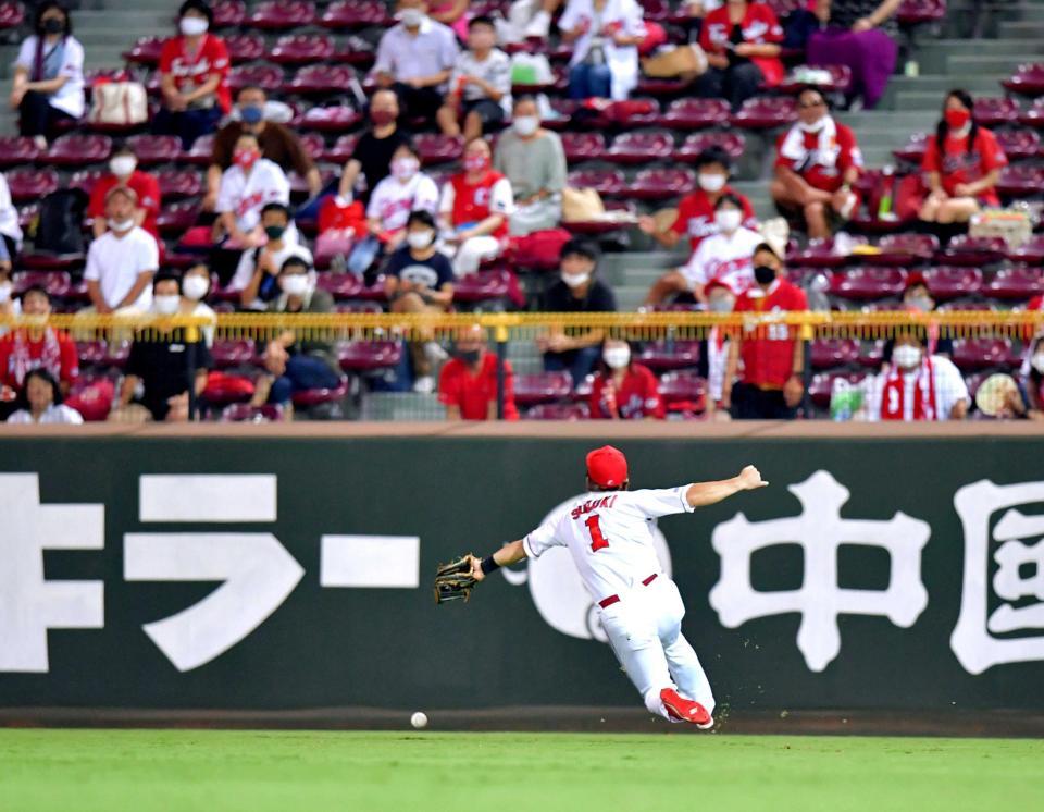 　延長１０回、鈴木誠は大山の打球を懸命に追うもあと一歩届かず、２点適時三塁打になる（撮影・立川洋一郎）