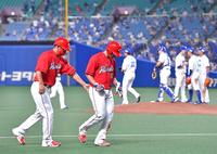 ９回、代打で意地の右前打を放つも大野（中央奥）に完封負け。力なくベンチへ戻る坂倉（手前右）＝撮影・立川洋一郎