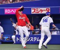 ８回、高橋に適時打で二走・武田（右）が生還し、３点目を失う九里（撮影・立川洋一郎）