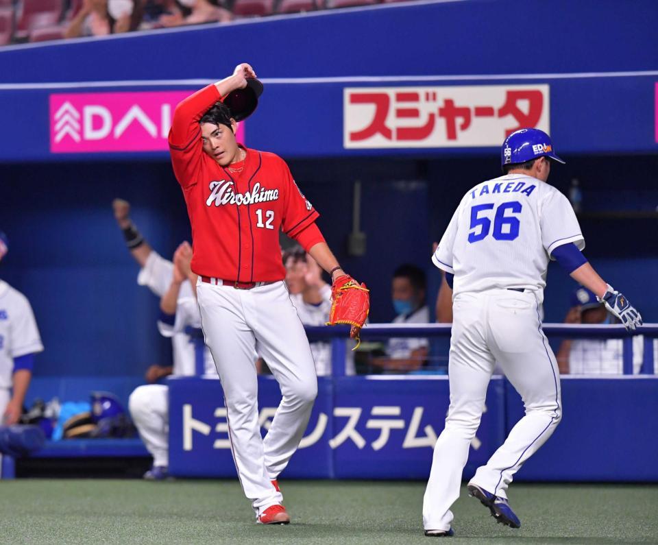 　８回、高橋に適時打で二走・武田（右）が生還し、３点目を失う九里