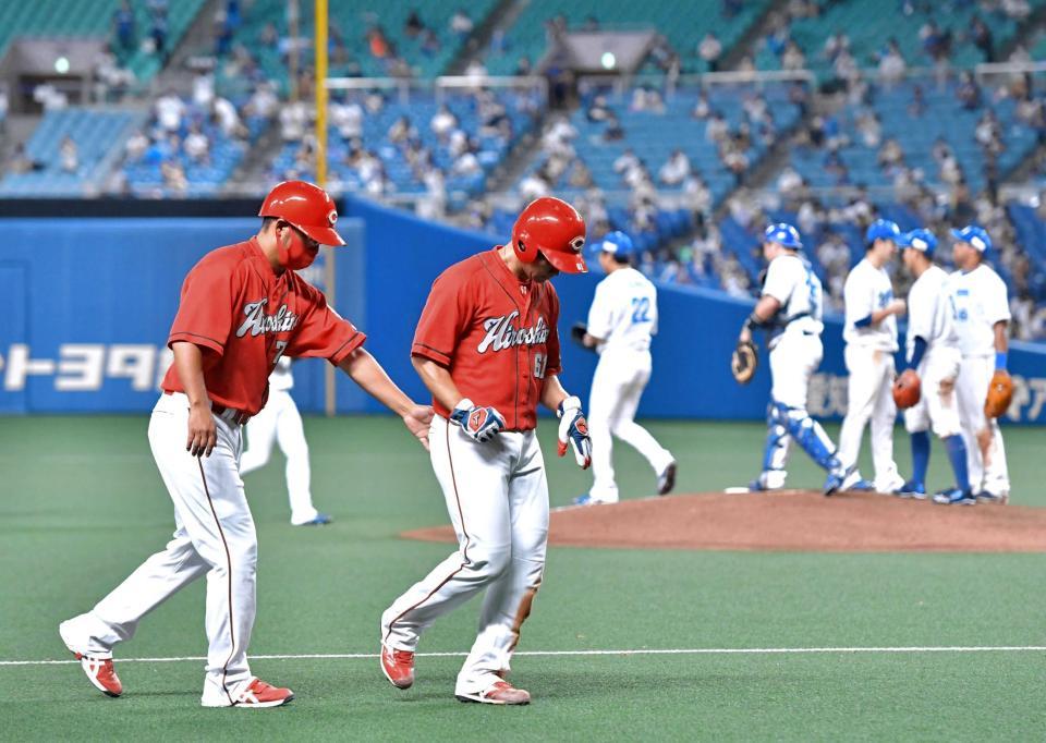 　９回、代打で意地の右前打を放つも大野雄（中央奥）に完封負け。力なくベンチへ戻る坂倉（手前右）＝撮影・立川洋一郎