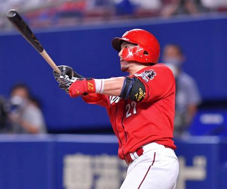 　４回、左中間スタンドへ満塁本塁打を放つ会沢＝撮影・立川洋一郎