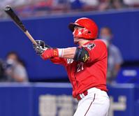 　４回、左中間スタンドへ満塁本塁打を放つ会沢＝撮影・立川洋一郎